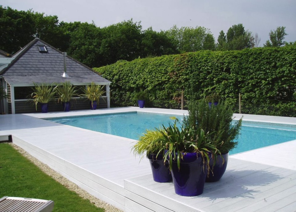 How to Make an Outdoor Swimming Pool Usable in Winter