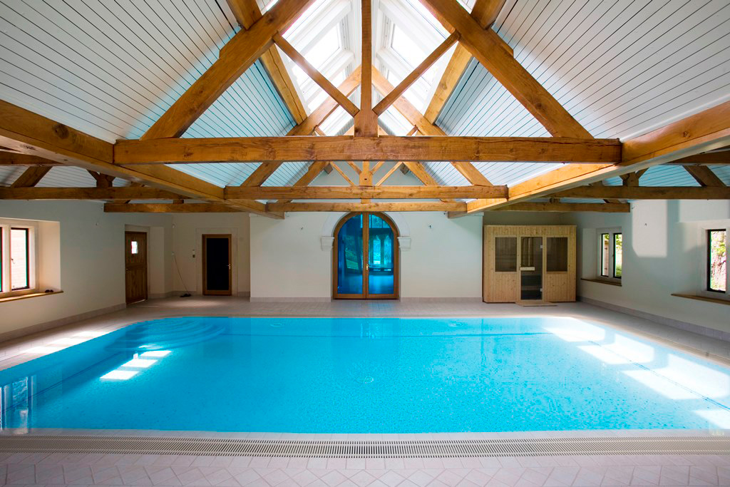 Крытый плавательный бассейн с сауной в Хэмпшире