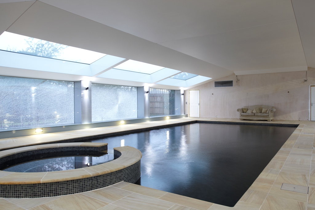 伦敦西区室内游泳池的智能照明系统