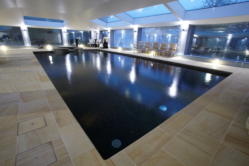 伦敦西区室内游泳池的智能照明系统