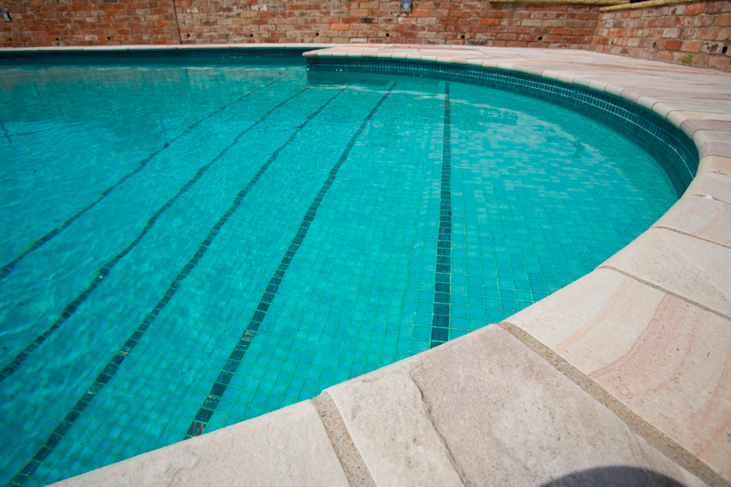 Открытый плавательный бассейн рядом с хмелесушилкой в Суссексе