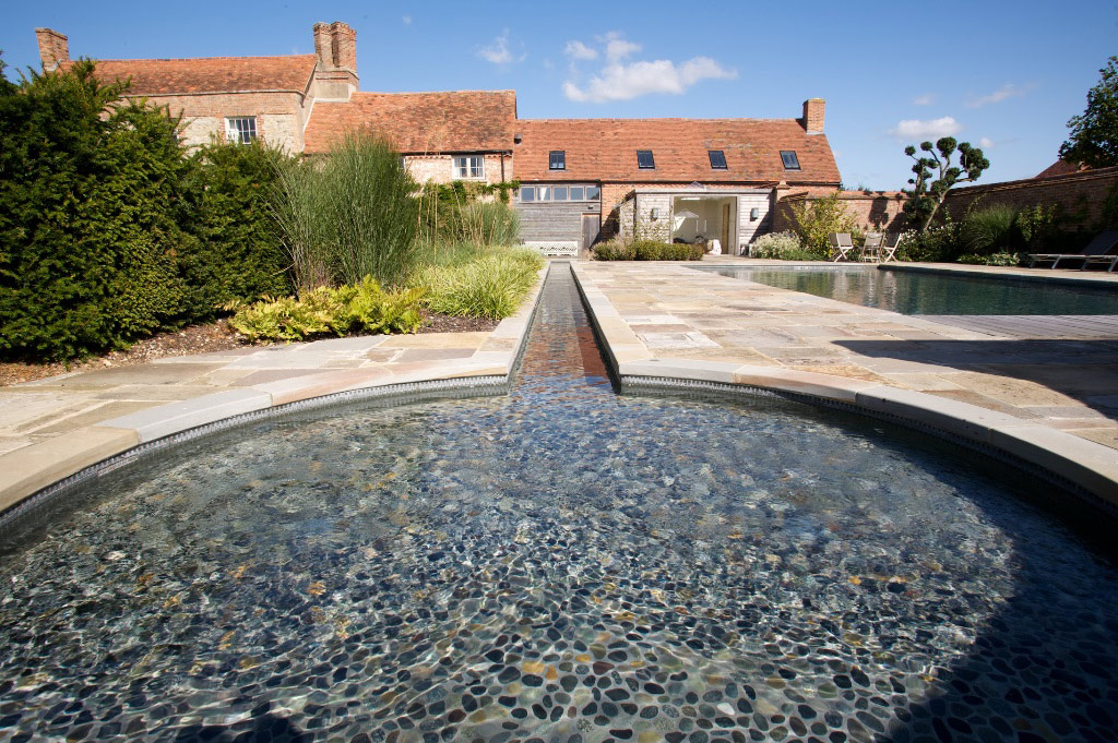 Открытый плавательный бассейн с элементом водного дизайна в Оксфордшире
