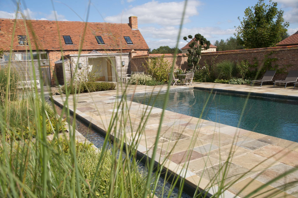 Открытый плавательный бассейн с элементом водного дизайна в Оксфордшире