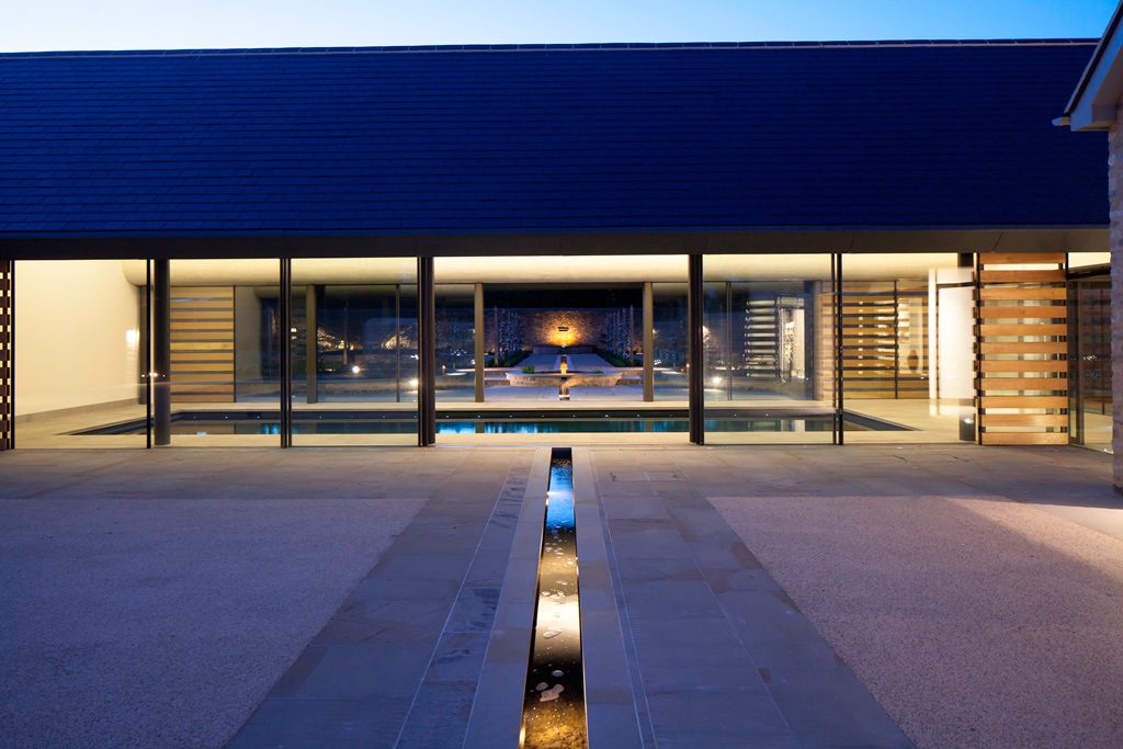 Лаконичный дизайн крытого плавательного бассейна в Оксфорде