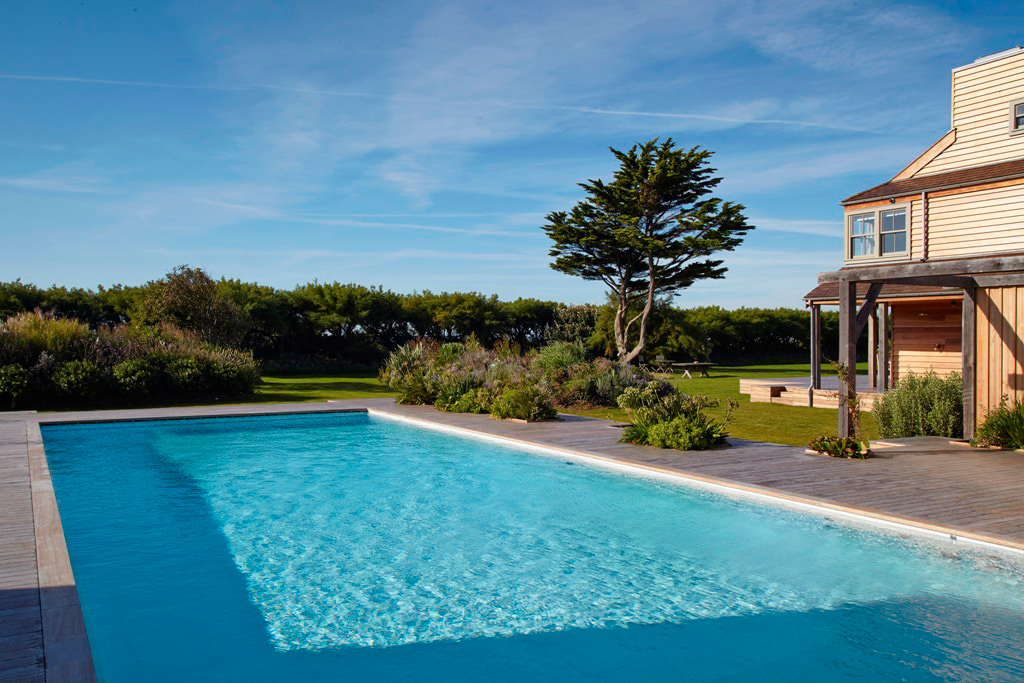 Des matériaux naturels au service d’un design contemporain dans une piscine en plein air de luxe sur la côte sud de l’Angleterre