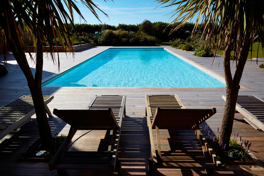 Des matériaux naturels au service d’un design contemporain dans une piscine en plein air de luxe sur la côte sud de l’Angleterre