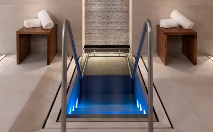 Moving floor swimming pool